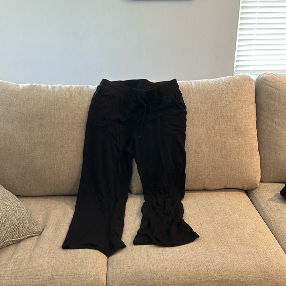 black yoga pants